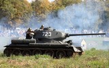 [ẢNH] Xe tăng T-34-85 Nga nhận lại từ Lào biểu diễn sức mạnh trên thao trường