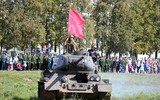[ẢNH] Xe tăng T-34-85 Nga nhận lại từ Lào biểu diễn sức mạnh trên thao trường