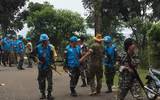[ẢNH] Chiến sĩ gìn giữ hòa bình Việt Nam huấn luyện sử dụng súng trường Pindad SS2 tối tân