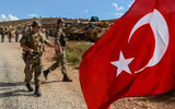 [ẢNH] Quân đội Syria, Thổ Nhĩ Kỳ tiếp tục giao tranh bất chấp lệnh ngừng bắn