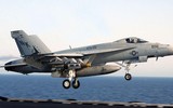 [ẢNH] Tiêm kích F/A-18 Hornet bay ngay trên đầu tổ hợp phòng không S-400 Triumf