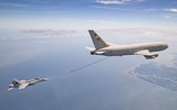 [ẢNH] Tiêm kích F/A-18 Hornet bay ngay trên đầu tổ hợp phòng không S-400 Triumf