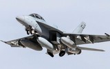 [ẢNH] Tiêm kích F/A-18 Hornet bay ngay trên đầu tổ hợp phòng không S-400 Triumf