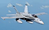 [ẢNH] Tiêm kích F/A-18 Hornet bay ngay trên đầu tổ hợp phòng không S-400 Triumf