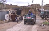 [ẢNH] Đoàn xe tuần tra của quân cảnh Nga tại Syria bị Mỹ đe dọa dùng vũ lực