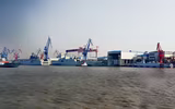 [ẢNH] Tàu đổ bộ Type 075 Trung Quốc vẫn ngổn ngang sau 4 tháng hạ thủy