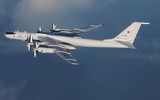 [ẢNH] ‘Gấu bay’ Tu-142 Nga lại bị F-22 Mỹ giám sát sát sạt