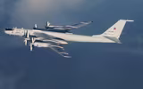 [ẢNH] ‘Gấu bay’ Tu-142 Nga lại bị F-22 Mỹ giám sát sát sạt