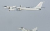 [ẢNH] ‘Gấu bay’ Tu-142 Nga lại bị F-22 Mỹ giám sát sát sạt