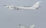 [ẢNH] ‘Gấu bay’ Tu-142 Nga lại bị F-22 Mỹ giám sát sát sạt