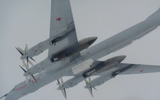 [ẢNH] ‘Gấu bay’ Tu-142 Nga lại bị F-22 Mỹ giám sát sát sạt
