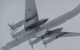 [ẢNH] ‘Gấu bay’ Tu-142 Nga lại bị F-22 Mỹ giám sát sát sạt