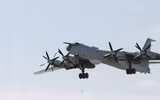 [ẢNH] ‘Gấu bay’ Tu-142 Nga lại bị F-22 Mỹ giám sát sát sạt