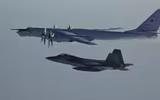 [ẢNH] ‘Gấu bay’ Tu-142 Nga lại bị F-22 Mỹ giám sát sát sạt