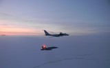 [ẢNH] ‘Gấu bay’ Tu-142 Nga lại bị F-22 Mỹ giám sát sát sạt