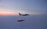[ẢNH] ‘Gấu bay’ Tu-142 Nga lại bị F-22 Mỹ giám sát sát sạt