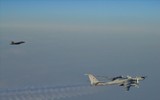 [ẢNH] ‘Gấu bay’ Tu-142 Nga lại bị F-22 Mỹ giám sát sát sạt