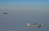 [ẢNH] ‘Gấu bay’ Tu-142 Nga lại bị F-22 Mỹ giám sát sát sạt