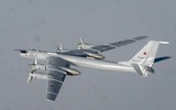 [ẢNH] ‘Gấu bay’ Tu-142 Nga lại bị F-22 Mỹ giám sát sát sạt