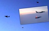 [ẢNH] ‘Gấu bay’ Tu-142 Nga lại bị F-22 Mỹ giám sát sát sạt