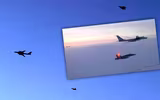[ẢNH] ‘Gấu bay’ Tu-142 Nga lại bị F-22 Mỹ giám sát sát sạt
