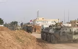 [ẢNH] Thiết giáp Mỹ chặn đường, buộc quân cảnh Nga rời khu vực quan trọng tại Syria