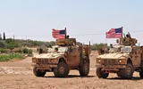 [ẢNH] Thiết giáp Mỹ chặn đường, buộc quân cảnh Nga rời khu vực quan trọng tại Syria