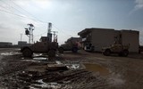 [ẢNH] Thiết giáp Mỹ chặn đường, buộc quân cảnh Nga rời khu vực quan trọng tại Syria
