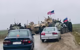 [ẢNH] Thiết giáp Mỹ chặn đường, buộc quân cảnh Nga rời khu vực quan trọng tại Syria