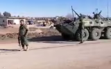 [ẢNH] Thiết giáp Mỹ chặn đường, buộc quân cảnh Nga rời khu vực quan trọng tại Syria