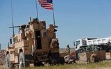[ẢNH] Thiết giáp Mỹ chặn đường, buộc quân cảnh Nga rời khu vực quan trọng tại Syria