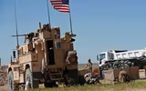 [ẢNH] Thiết giáp Mỹ chặn đường, buộc quân cảnh Nga rời khu vực quan trọng tại Syria