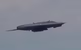 [ẢNH] Báo Mỹ chỉ rõ lợi thế của S-70 Okhotnik Nga so với B-21 Raider
