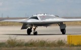 [ẢNH] Báo Mỹ chỉ rõ lợi thế của S-70 Okhotnik Nga so với B-21 Raider