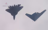 [ẢNH] Báo Mỹ chỉ rõ lợi thế của S-70 Okhotnik Nga so với B-21 Raider
