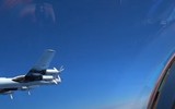 [ẢNH] Biên đội 7 chiếc Tu-142 Nga xuất kích trả đũa sau khi bị F-22 Mỹ áp sát