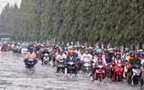Đảo lộn cuộc sống vì triều cường: Người dân vẫn lạc quan… tạo dáng