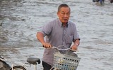 Đảo lộn cuộc sống vì triều cường: Người dân vẫn lạc quan… tạo dáng