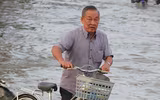 Đảo lộn cuộc sống vì triều cường: Người dân vẫn lạc quan… tạo dáng