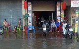 Đảo lộn cuộc sống vì triều cường: Người dân vẫn lạc quan… tạo dáng