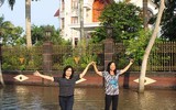 Đảo lộn cuộc sống vì triều cường: Người dân vẫn lạc quan… tạo dáng
