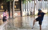 Đảo lộn cuộc sống vì triều cường: Người dân vẫn lạc quan… tạo dáng