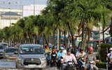 Đảo lộn cuộc sống vì triều cường: Người dân vẫn lạc quan… tạo dáng