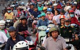 Đảo lộn cuộc sống vì triều cường: Người dân vẫn lạc quan… tạo dáng