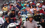 Đảo lộn cuộc sống vì triều cường: Người dân vẫn lạc quan… tạo dáng
