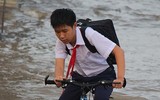 Đảo lộn cuộc sống vì triều cường: Người dân vẫn lạc quan… tạo dáng