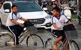 Đảo lộn cuộc sống vì triều cường: Người dân vẫn lạc quan… tạo dáng