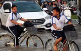 Đảo lộn cuộc sống vì triều cường: Người dân vẫn lạc quan… tạo dáng