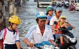 Đảo lộn cuộc sống vì triều cường: Người dân vẫn lạc quan… tạo dáng