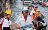 Đảo lộn cuộc sống vì triều cường: Người dân vẫn lạc quan… tạo dáng